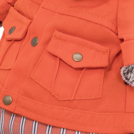 в оранжевой куртке и штанах