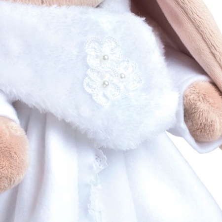 в белом пальто