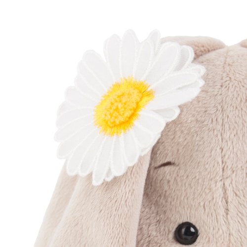 в жёлтом комбинезоне и с ромашкой