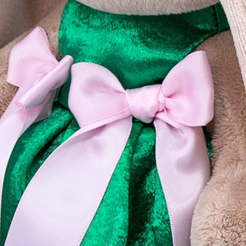 в нарядном платье