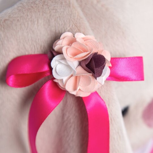 в розовом платье с белым воротничком