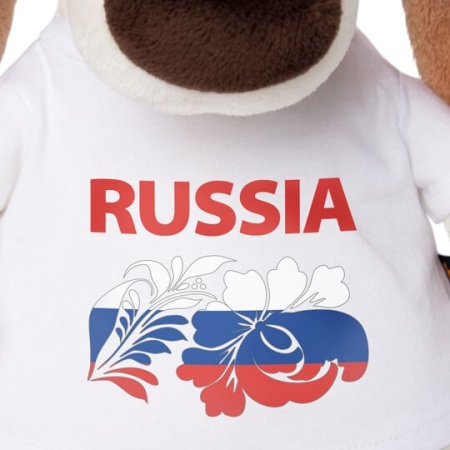в футболке с принтом "Россия"
