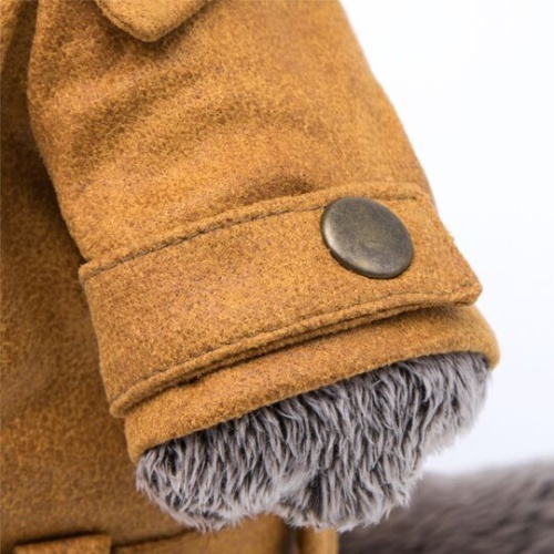 в куртке-косухе