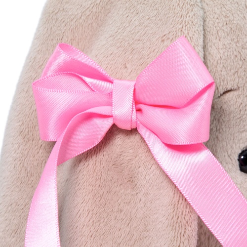 в комбинезоне с баской