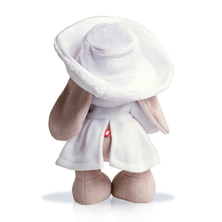 в белом пальто