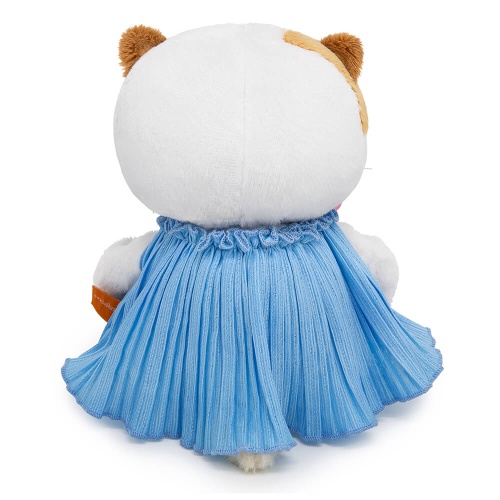 в платье из жатой ткани с бантом