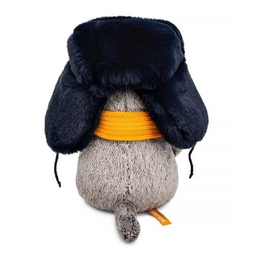 в меховой шапке и шарфе