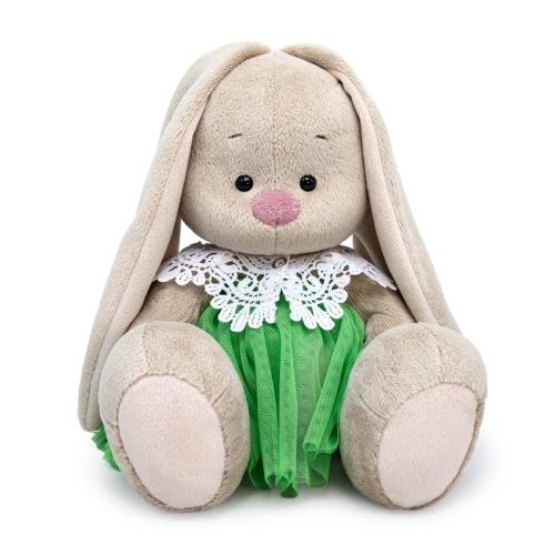 в юбке и кружевном воротничке