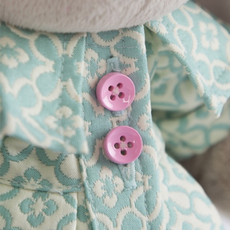 в бирюзовом пальто