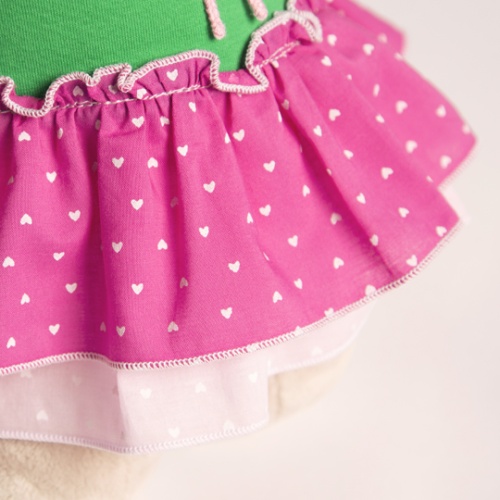 в толстовке с птичкой