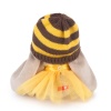 в шапке-пчелка