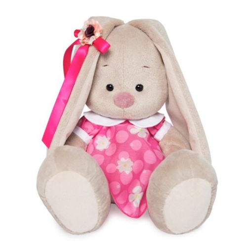 в розовом платье с белым воротничком