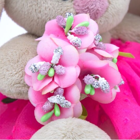 c букетом в розовой юбке