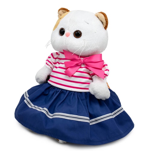 в полосатой футболке и юбке