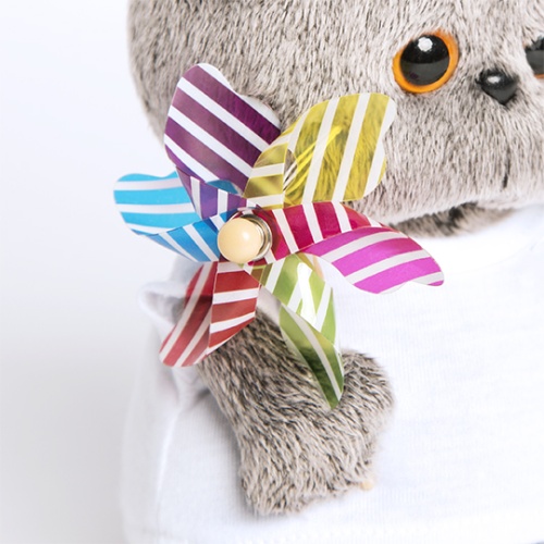 в футболке с вертушкой