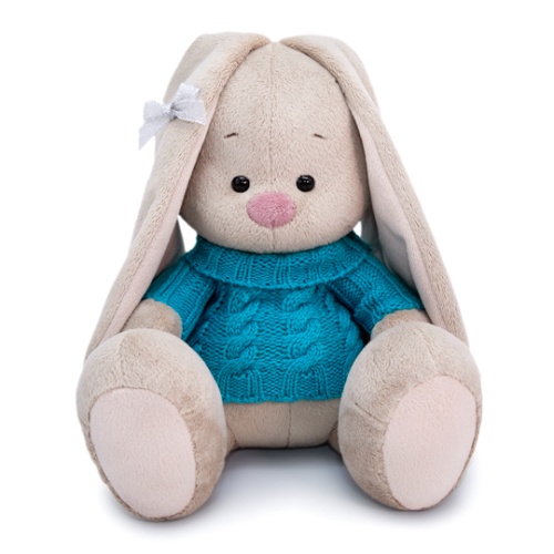 в голубом свитере