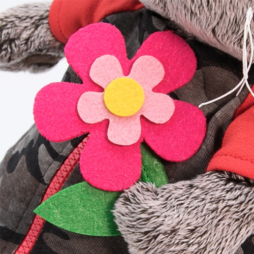 в камуфляжном комбинезоне