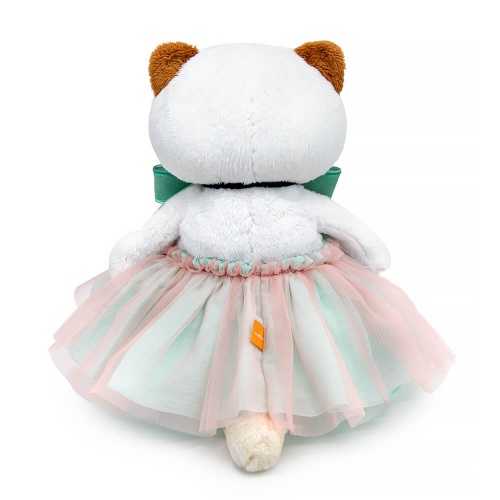 в юбке и с мятным бантом