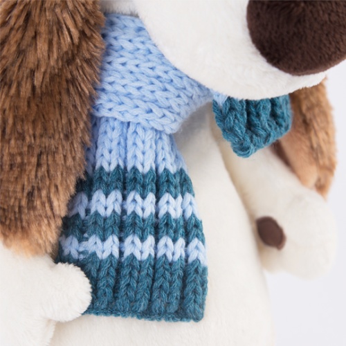 в голубой шапке и шарфе