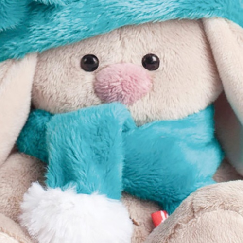 в бирюзовой беретке