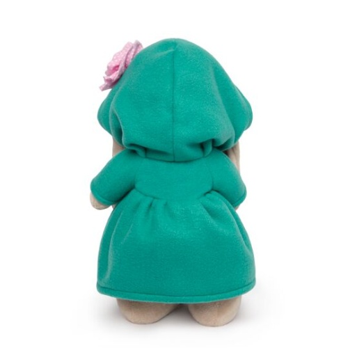 в изумрудном пальто с розовым цветочком