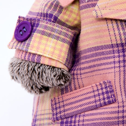 в пиджаке в сиреневую клетку