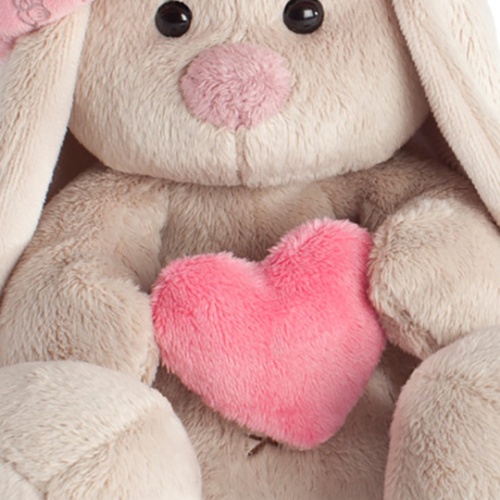 в розовой шапке с сердечком