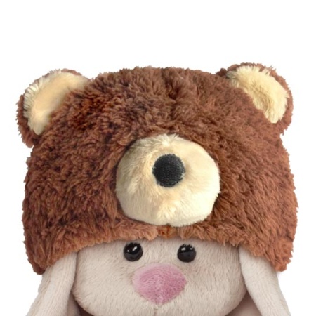 в шапке медвежонка