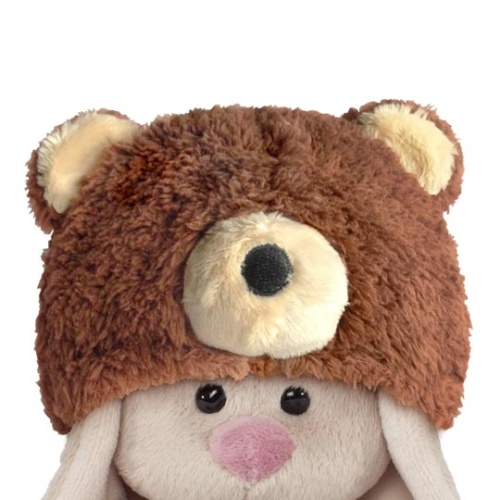 в шапке медвежонка