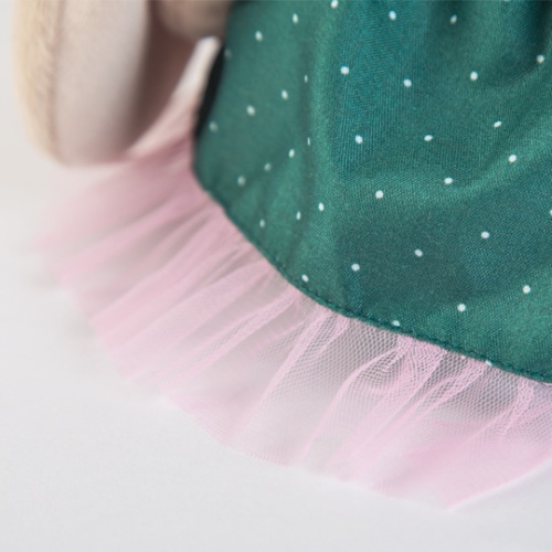 в зеленом платье и с цветком