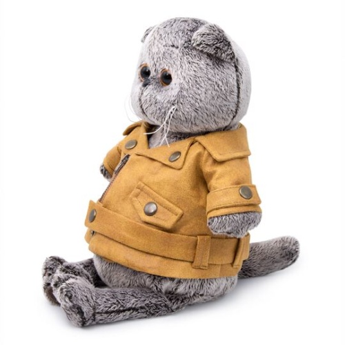 в куртке-косухе