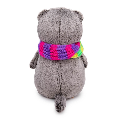 в ярком шарфе