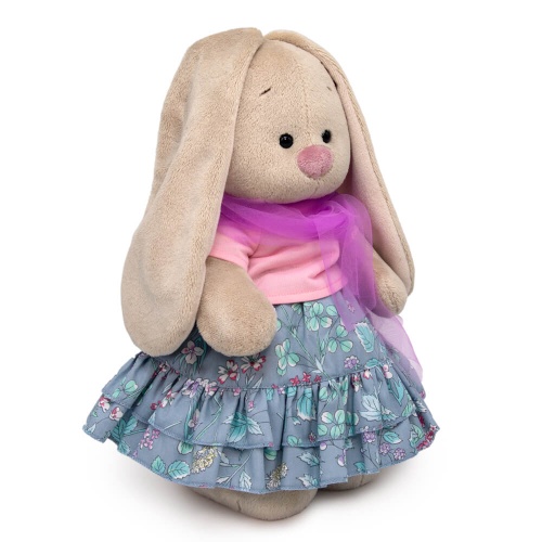 в юбке с оборками