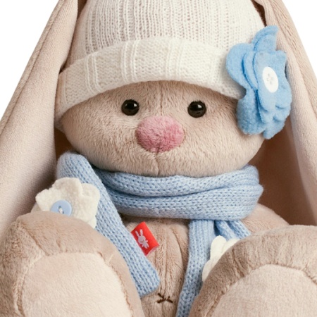 в голубом шарфике