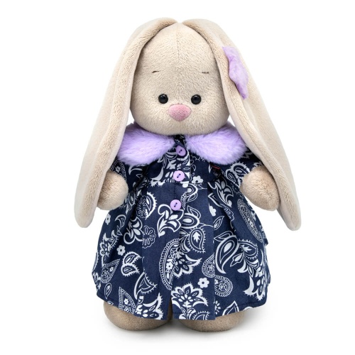 в пальто с сиреневым воротником