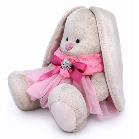 в меховой горжетке