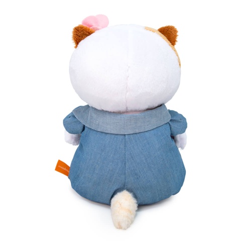 в джинсовом комбинезоне