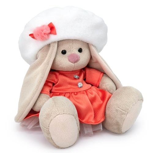 в платье и берете