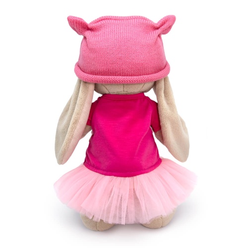 в платье и шапочке с ушками