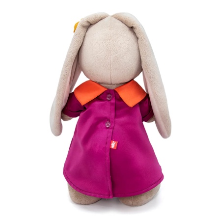 в ярком платье