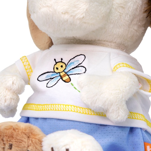 в футболке со стрекозой