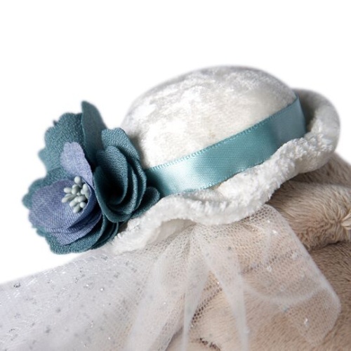 барышня в нежно-васильковом