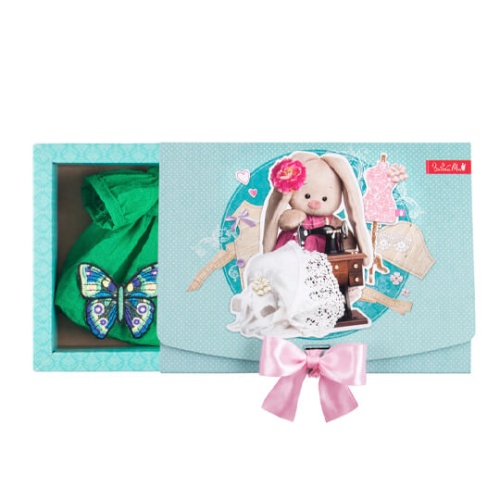 Зеленое платье с синей пуговкой