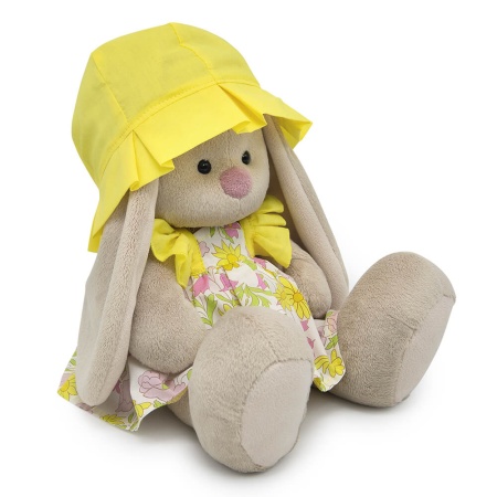 в летнем комплекте с панамой