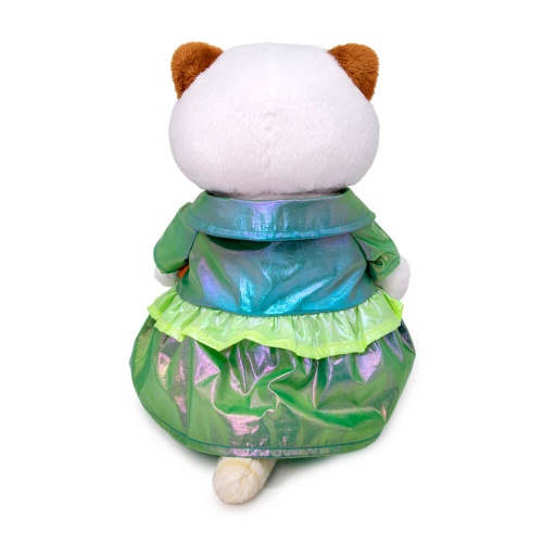 в плаще с баской