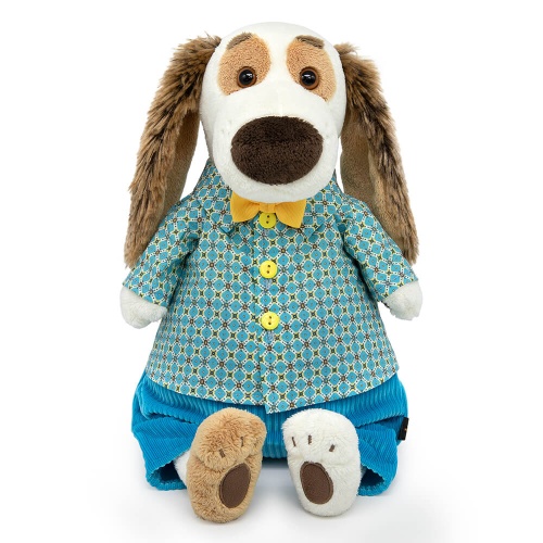 в голубой рубашке и брюках