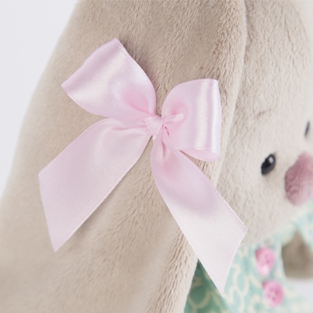 в бирюзовом пальто