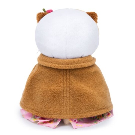 в накидке и розовом сарафане