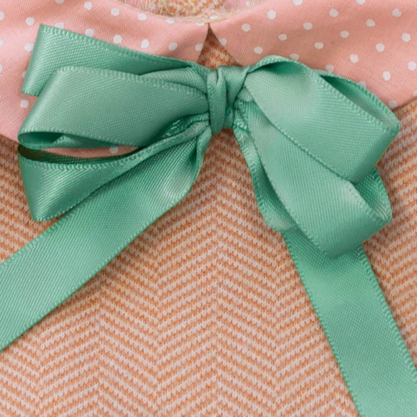 Бежевое платье в елочку