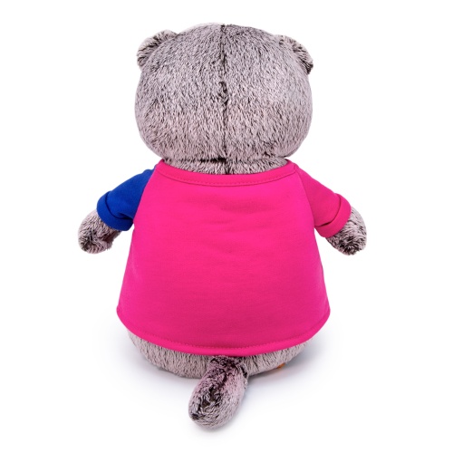 в двухцветной футболке